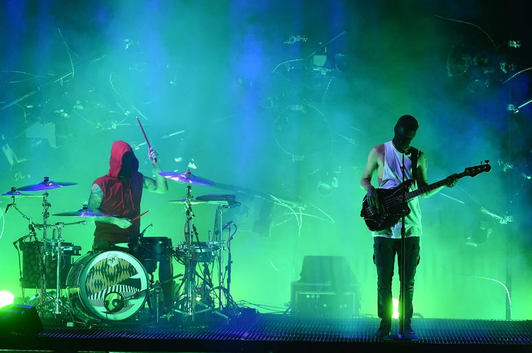 Twenty One Pilots perform on the 2016 American Music Awards Twenty One Pilots perform on the 2016 American Music Awards