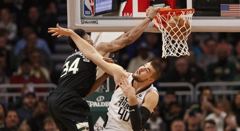 Giannis dunks on Zubac