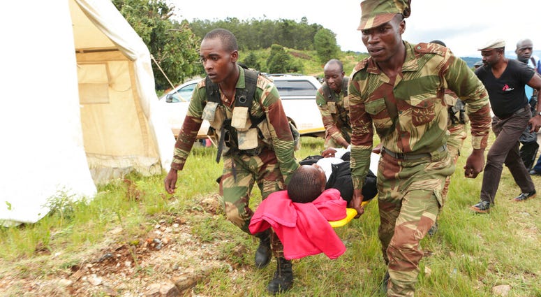 Soldiers carry injured survivors from a helicopter in Chimanimani about 600 kilometres south east of Harare, Zimbabwe, Tuesday, March, 19, 2019. AP Photo/Tsvangirayi Mukwazhi) Soldiers carry injured survivors from a helicopter in Chimanimani about 600 kilometres south east of Harare, Zimbabwe, Tuesday, March, 19, 2019. AP Photo/Tsvangirayi Mukwazhi)