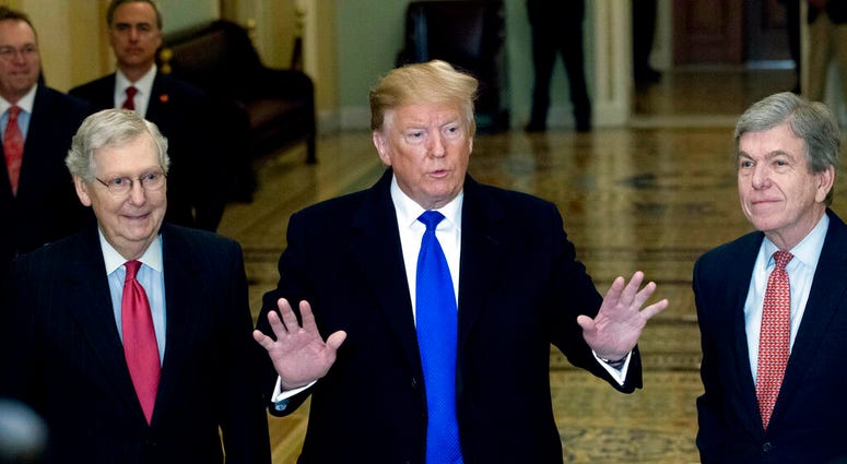 President Trump with Mitch McConnell (l) and Roy Blunt (r)