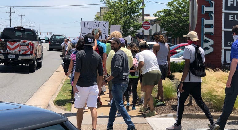 Richmond protesters at Willow Lawn