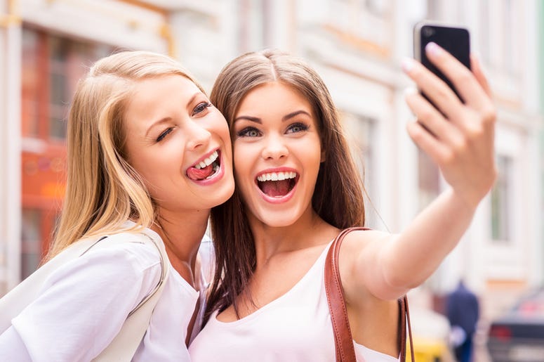 Girls Taking Selfies Girls Taking Selfies