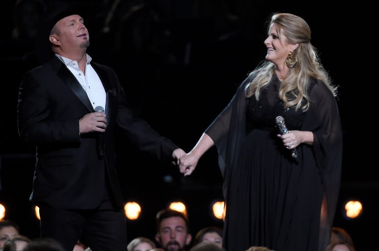 Garth Brooks and Trisha Yearwood CMA 2016 Garth Brooks and Trisha Yearwood CMA 2016