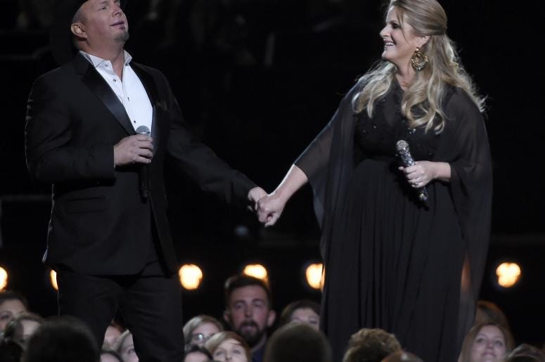 Garth Brooks and Trisha Yearwood CMA 2016 Garth Brooks and Trisha Yearwood CMA 2016