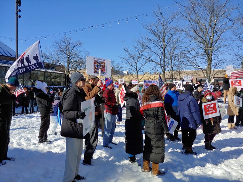 Protesters call for end to Highland Park’s indoor dining vaccine mandate 