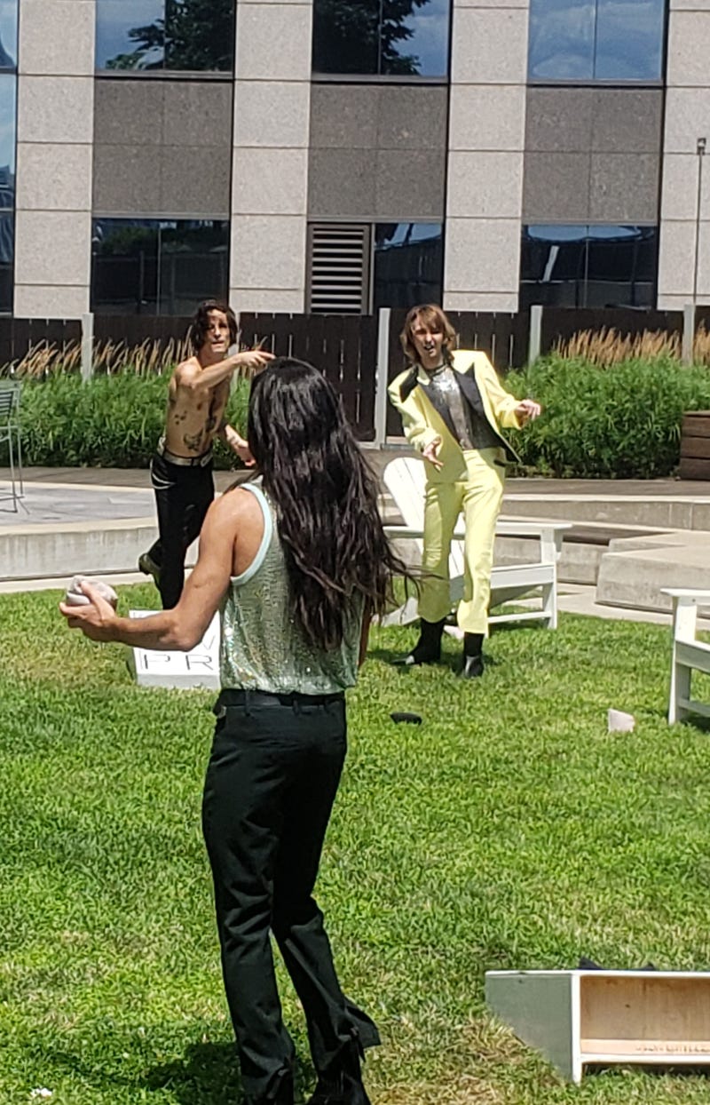 Måneskin bag toss fun