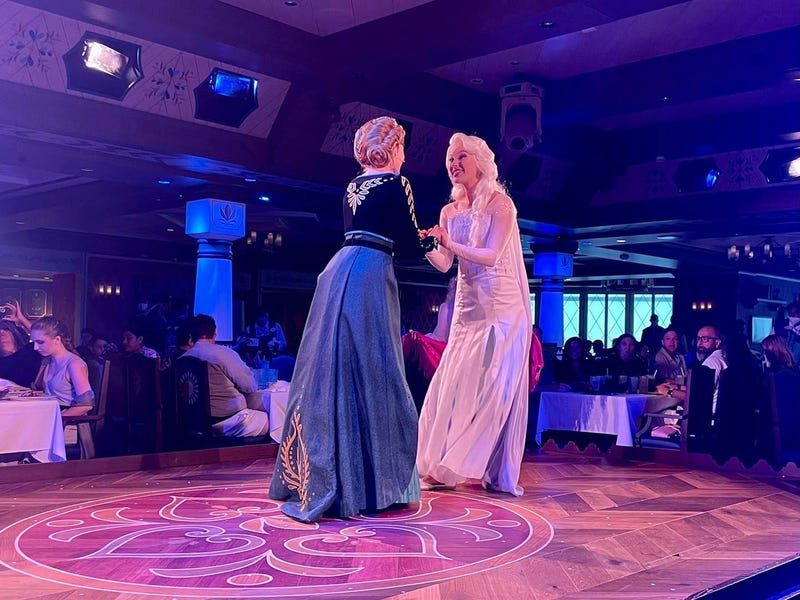 Ana and Elsa on stage at Arendelle