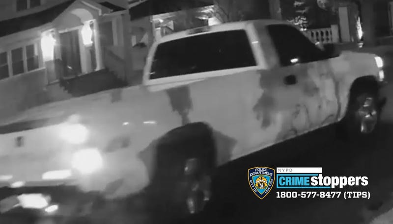 VIDEO: 2 hombres buscados por hacerse pasar por policías en casa de Queens
