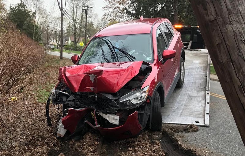 Driver in N95 mask crashes