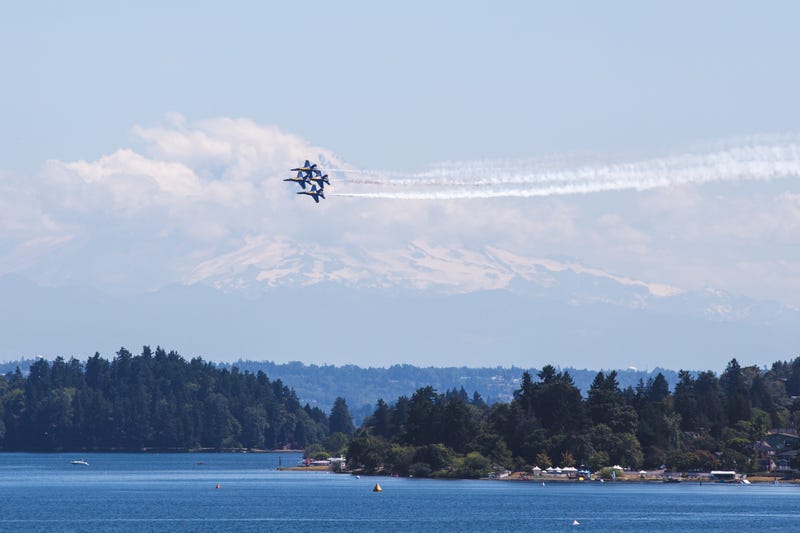 Blue Angels turning around over Lake Washington