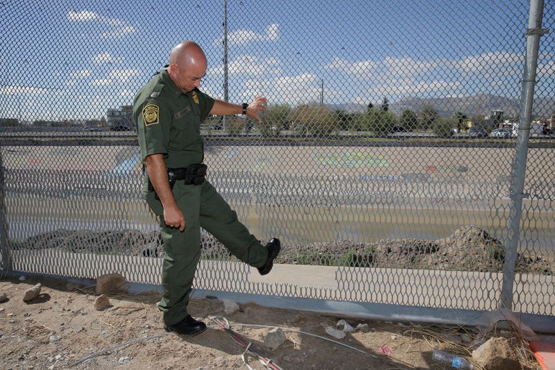 Border Agent and Fence © RUBEN R. RAMIREZ EL PASO TIMES,
