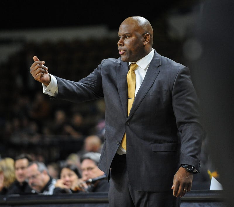 UW-Milwaukee coach Pat Baldwin talks to one of his players during a game against Western Michigan on Saturday, November 9, 2019, at the UW-Milwaukee Panther Arena in Milwaukee, WI. // Dave Kallmann / Milwaukee Journal Sentinel Pantmen10
