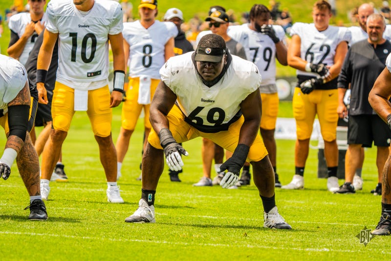Kevin Dotson in stance at practice