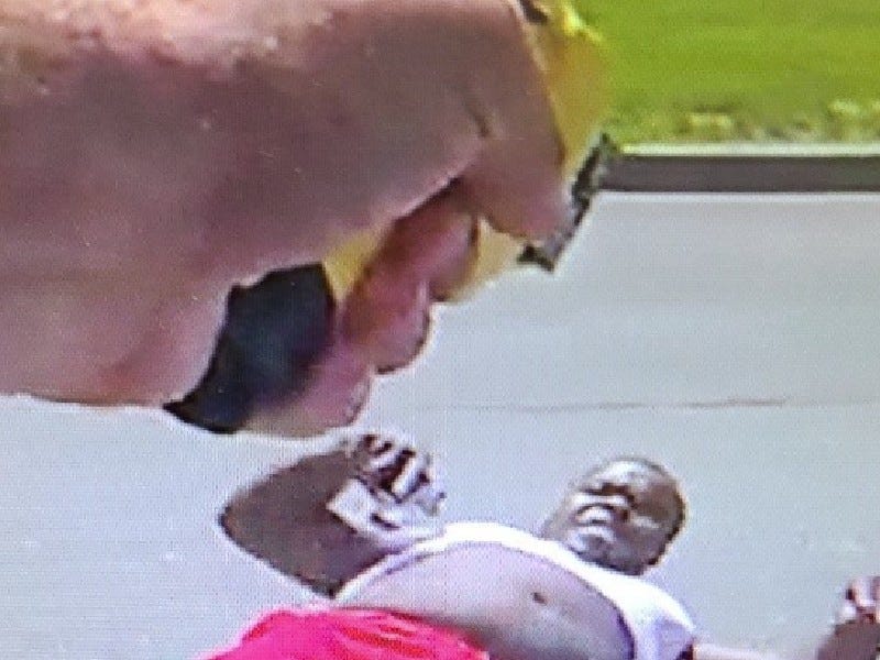 Officer pointing taser at suspect in Eastpointe
