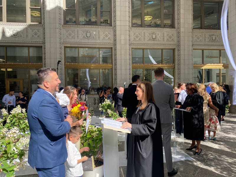 100 people marry at Wrigley Building, celebrating its centennial anniversary