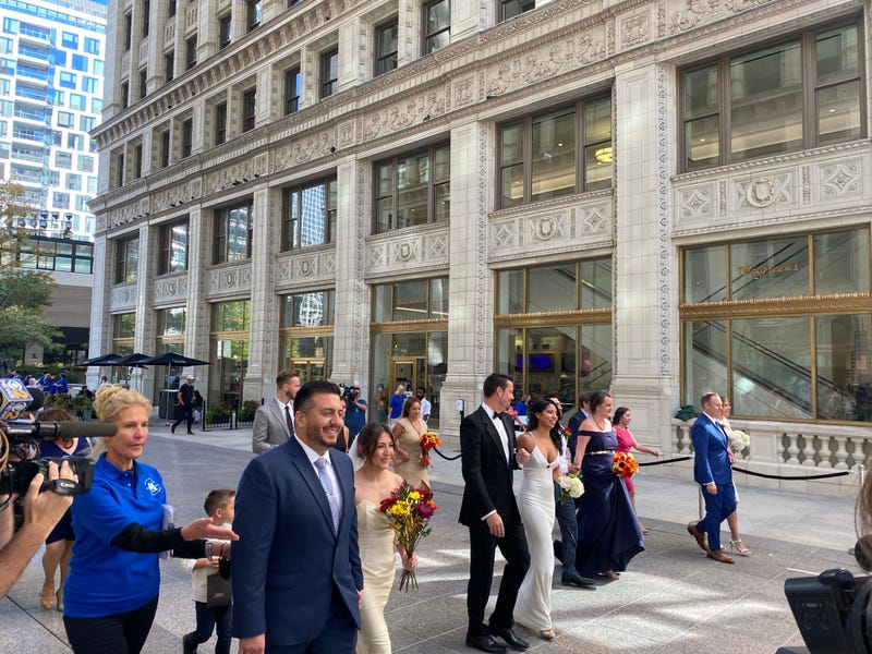 100 people marry at Wrigley Building, celebrating its centennial anniversary