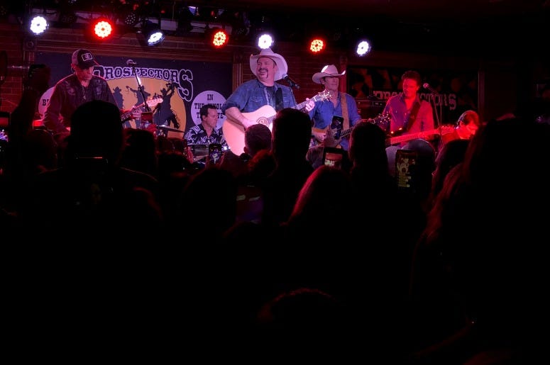 Review Garth Brooks Brings The Dive Bar Tour To New Jersey