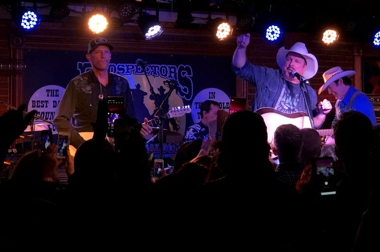 Review Garth Brooks Brings The Dive Bar Tour To New Jersey