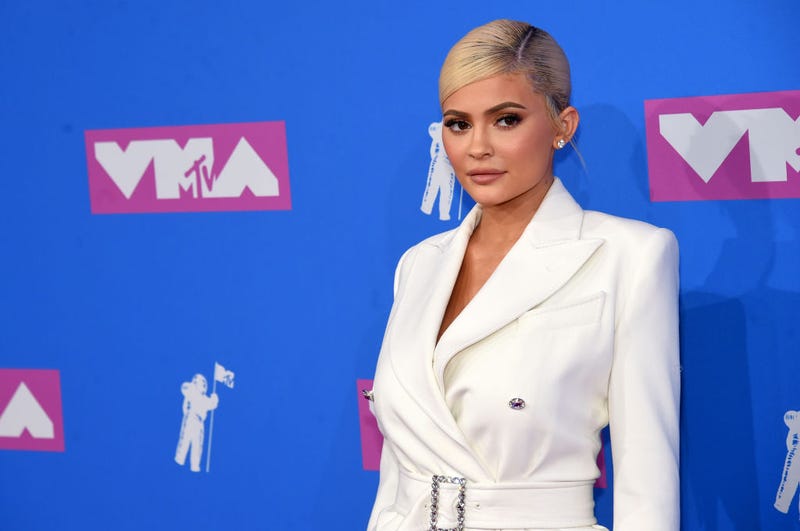 kylie jenner wearing all white at the 2018 mtv vmas