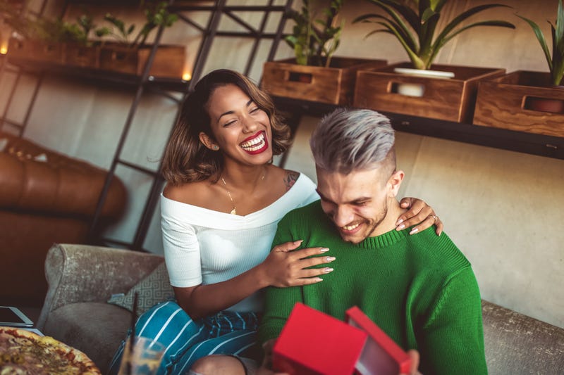 Pareja celebrando el dia de los enamorados con regalos