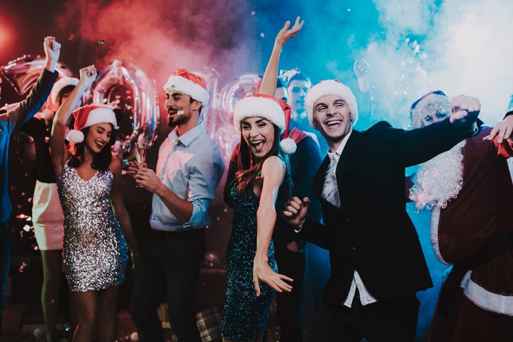Jovenes bailando en fiesta navideña