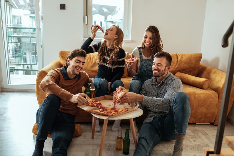 Friends eating pizza.
