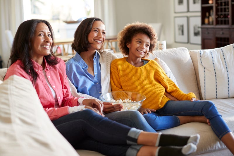 Familia viendo televisión
