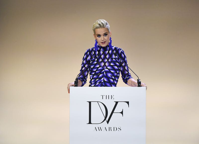 katy perry presenting at award show at brooklyn museum
