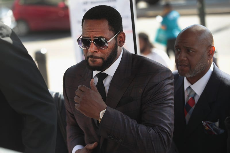 R&B singer R. Kelly (C) arrives at the Leighton Criminal Courts Building for a hearing on June 26, 2019 in Chicago, Illinois.