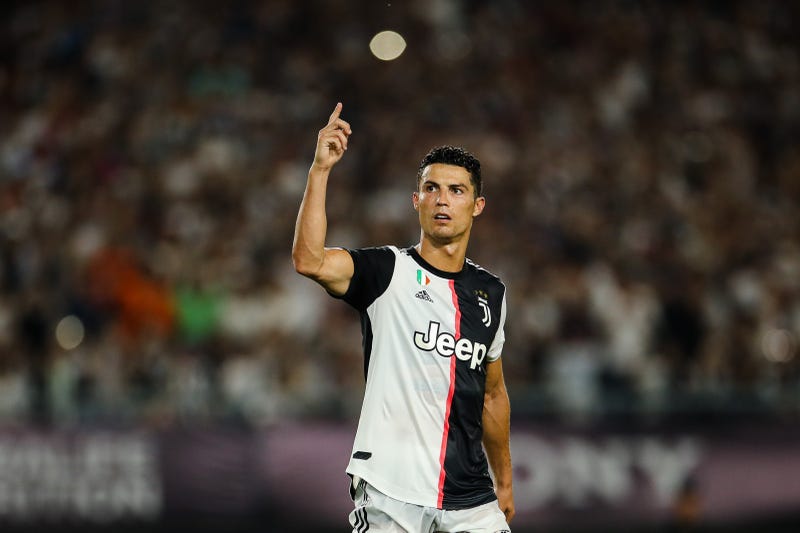 cristiano ronaldo saluting fans