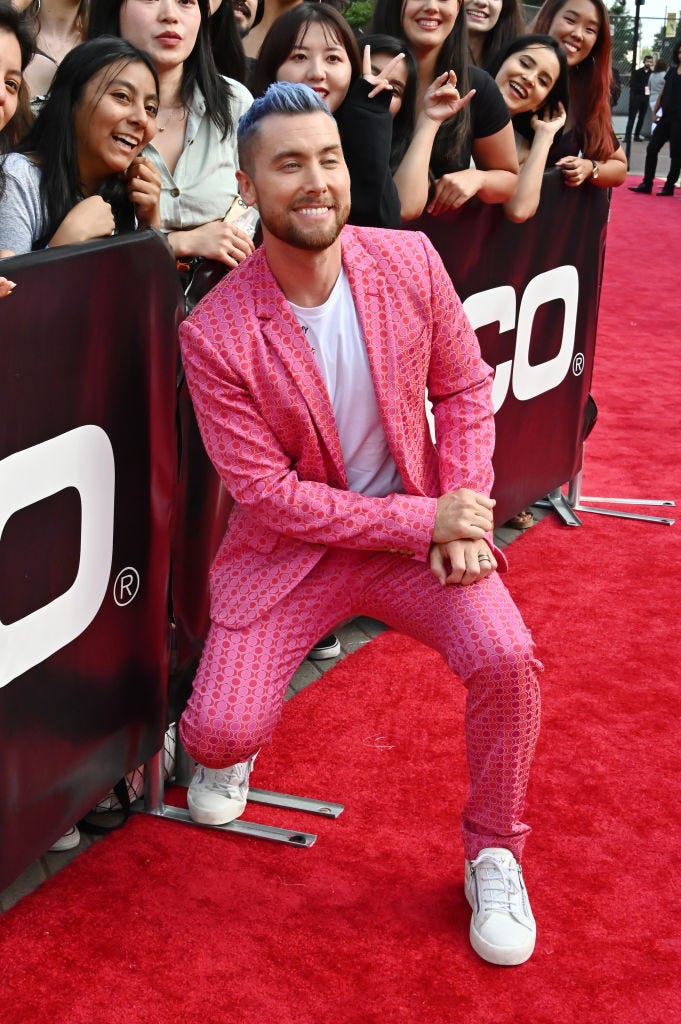 lance bass posing at the 2019 vma red carpet