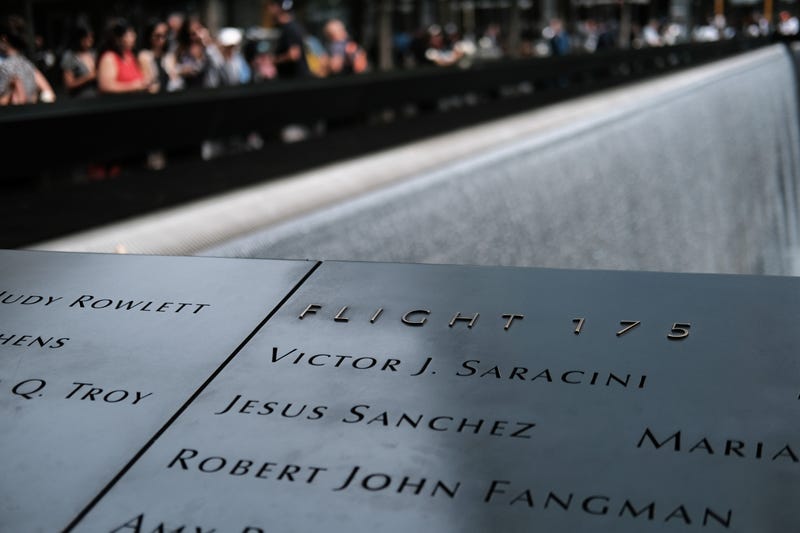 los nombres de las mas de 3 mil víctimas del atentando del WTC engrapadas en las lozas del memorial