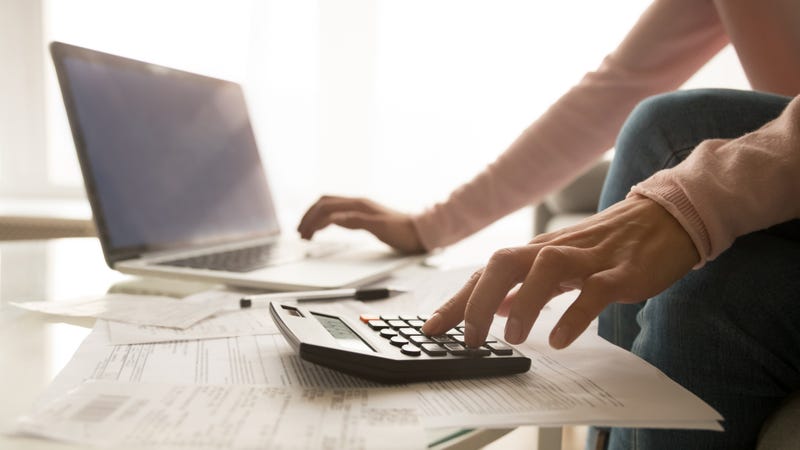mujer pagando cuentas