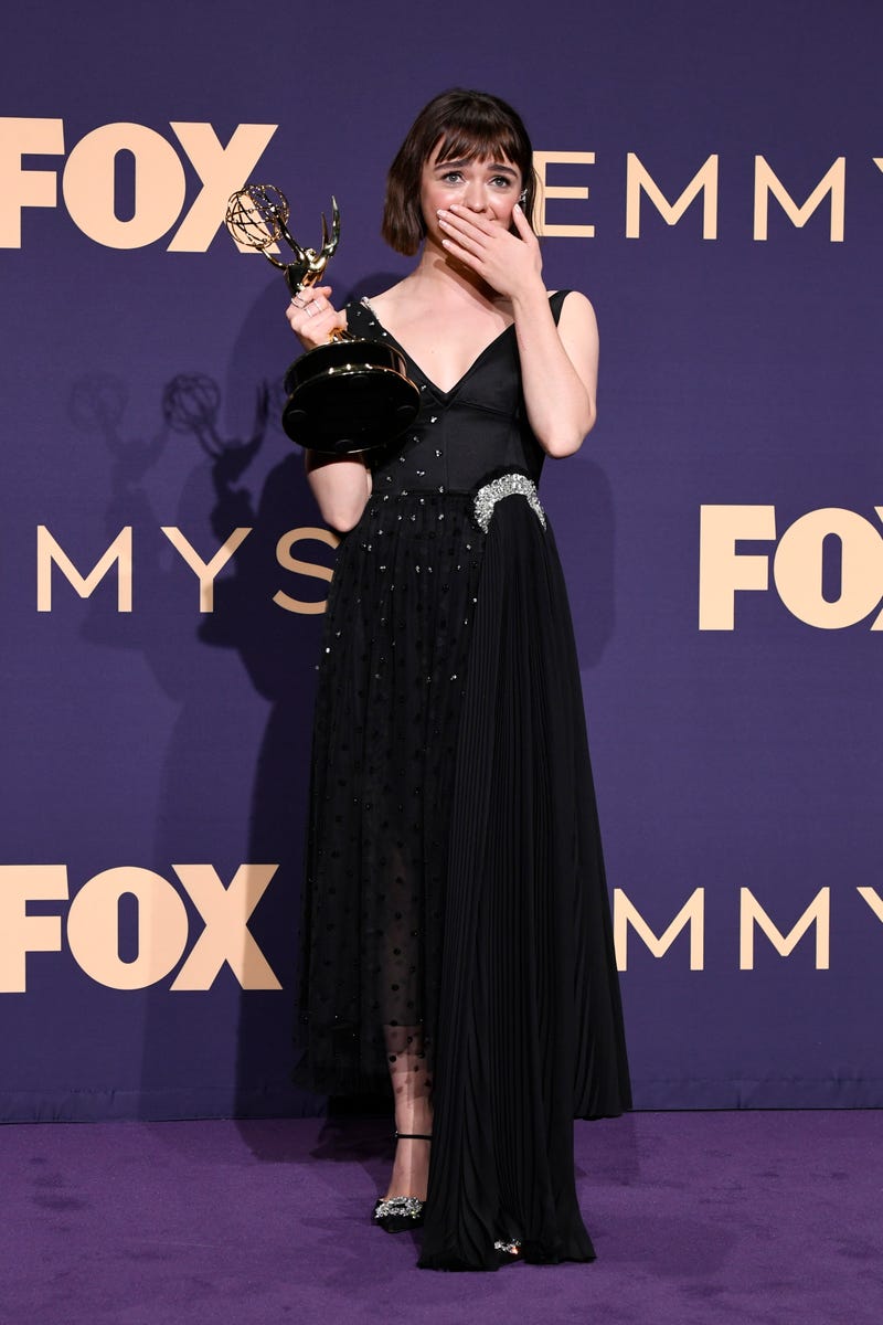 maisie williams holding a statue at the 2019 emmy awards