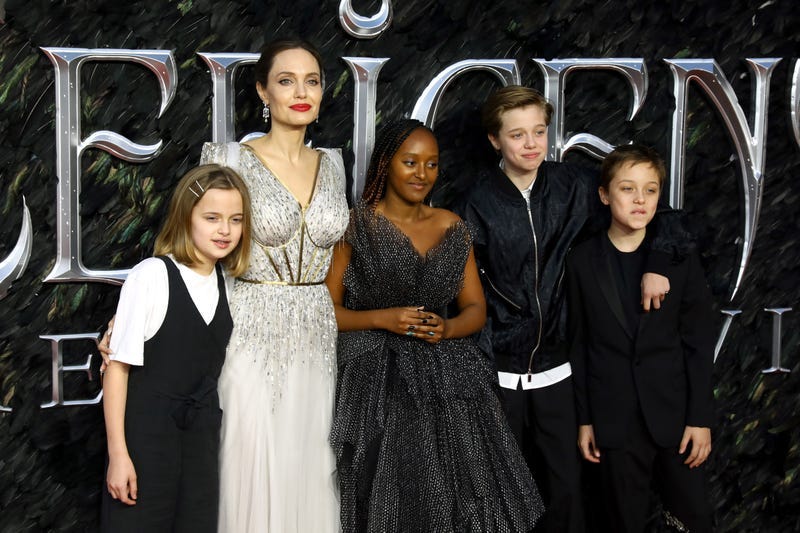 Angelina Jolie con unos de sus hijos