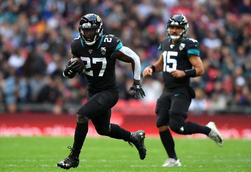 Leonard Fournette takes a handoff from QB Gardner Minshew