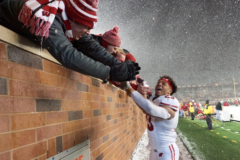 Wisconsin RB Jonathan Taylor high-fiving his fans