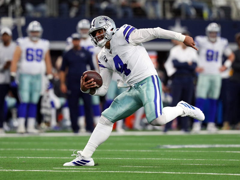 Cowboys QB Dak Prescott keeps it himself