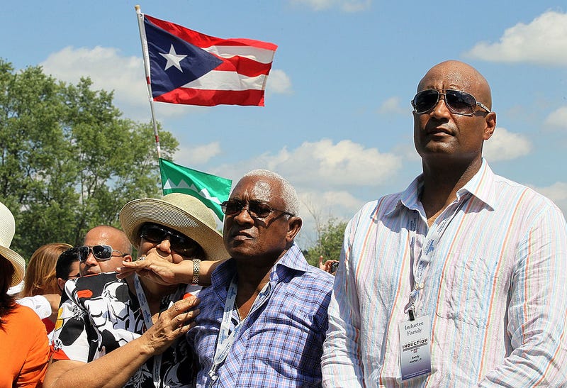Sandy Alomar Sr., Sandy Alomar Jr. at Roberto Alomar's Hall of Fame induction