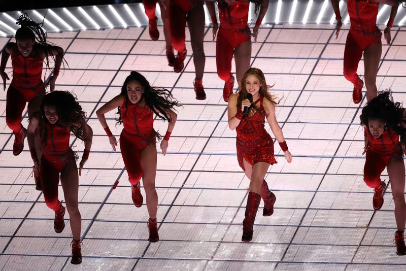 Shakira baila en el escenario del Super Bowl 2020