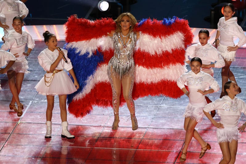 Jennifer Lopez con la bandera de Puerto Rico en el Super Bowl 2020