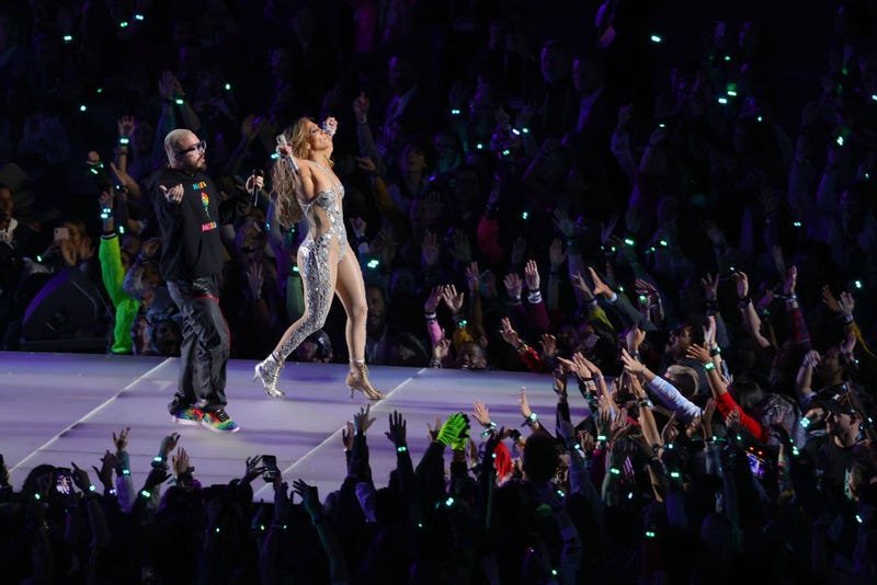 J Balvin y Jennifer Lopez en el escenario del Super Bowl 2020