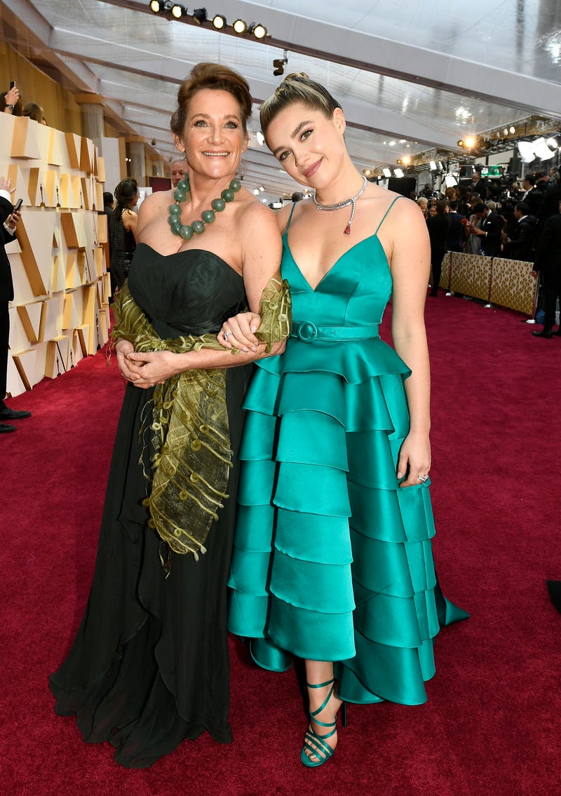 florence pugh and her mother at the 2020 oscars