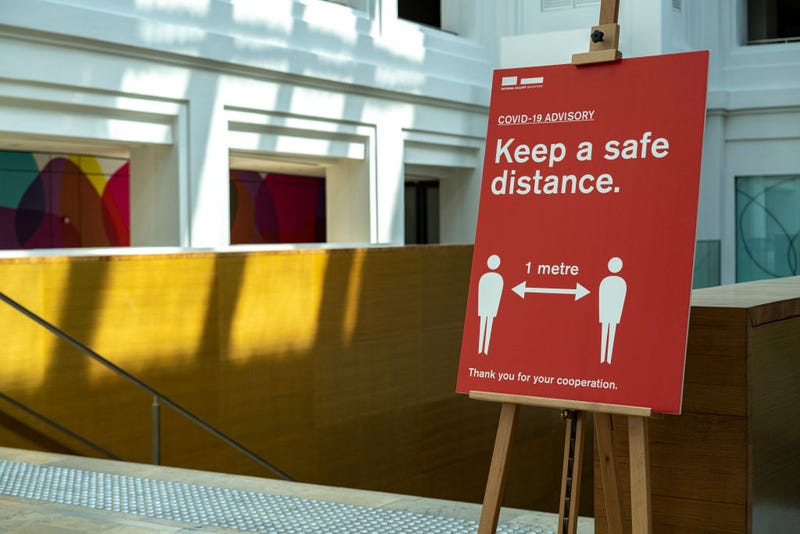 A sign instructing people to keep 1 meter of distance