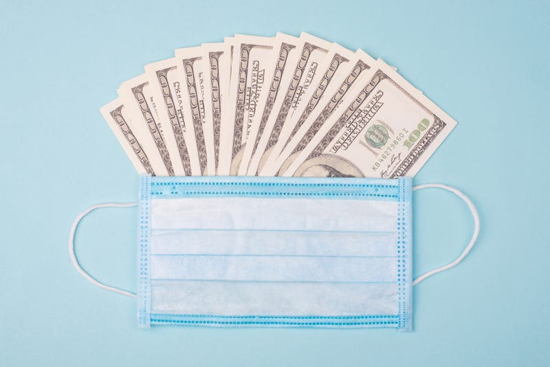 billetes de 100 dólares con una mascarilla médica
