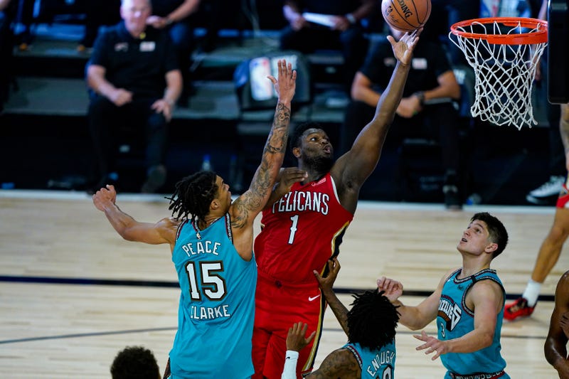Pelicans forward Zion Williamson drives to the hoop