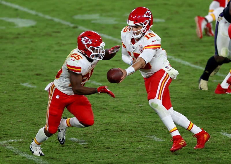 Patrick Mahomes hands off the ball to Clyde Edwards-Helaire.
