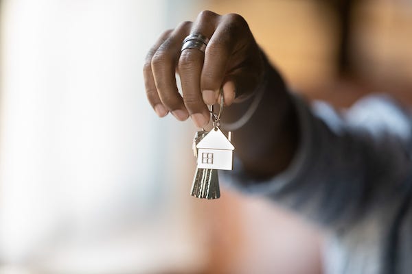 Man holding bundle of keys