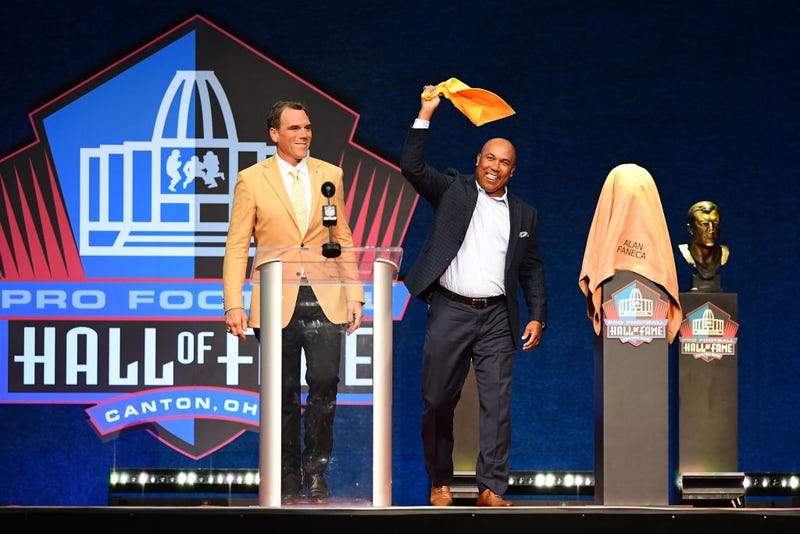 Hines Ward (R) waves a towel prior to Alan Faneca's (L) unveiling his bust
