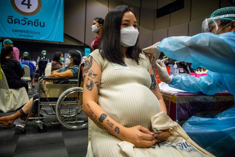 Pregnant woman is vaccinated